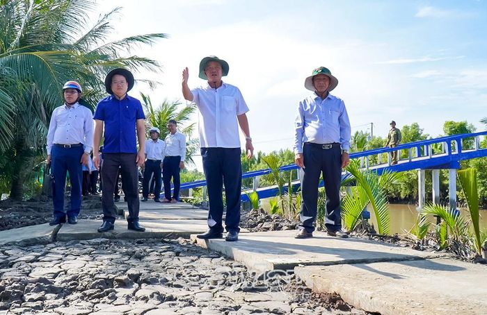 Phó Bí thư Tỉnh uỷ Huỳnh Quốc Việt (thứ hai từ phải sang) khảo sát thực tế tuyến lộ đất đen tại kênh Nai Bàu Sậy (ấp Ngã Bát, Xã Trần Phán).