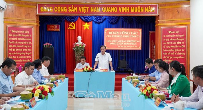 Phó Bí thư Tỉnh uỷ Huỳnh Quốc Việt phát biểu chỉ đạo tại buổi làm việc với Ban Thường vụ Đảng uỷ Xã Trần Phán.