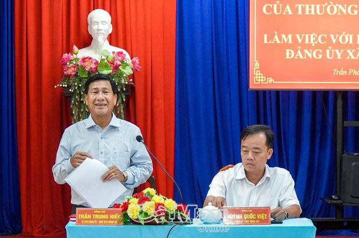 Đồng chí Trần Trung Hiếu, Bí thư Đảng uỷ, Chủ tịch HĐND Xã Trần Phán, báo cáo kết quả thực hiện nhiệm vụ 9 tháng đầu năm 2026 của địa phương.
