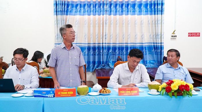 Phó Giám đốc Sở Xây dựng tỉnh Lê Thành Huấn phát biểu đóng góp ý kiến về phương án, quy cách kỹ thuật xây dựng lộ giao thông nông thôn trên địa bàn Xã Trần Phán.