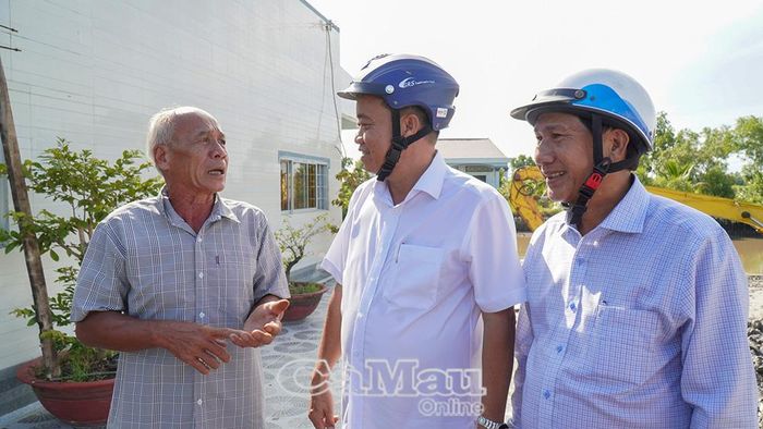 Phó Bí thư Tỉnh uỷ Huỳnh Quốc Việt thăm hỏi, động viên người dân ấp Ngã Bát (Xã Trần Phán) tích cực phối hợp với chính quyền làm đường giao thông.