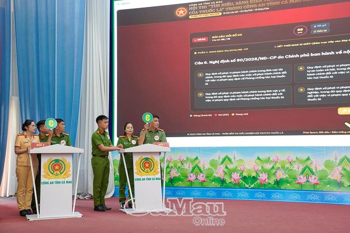 Các đội tranh tài ở phần thi “Tìm hiểu kiến thức”.