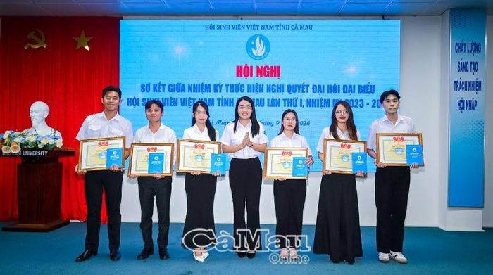  Phó Bí thư Tỉnh đoàn, Chủ tịch Hội Sinh viên Việt Nam tỉnh Cà Mau Nguyễn Trang Anh Thư, trao danh hiệu “Sinh viên 5 tốt” cấp Trung ương năm học 2024-2025 cho sinh viên.
