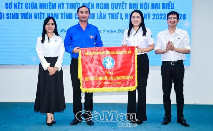 Dịp này, Phó Chủ tịch Uỷ ban MTTQ Việt Nam tỉnh Cà Mau, Bí thư Tỉnh đoàn Phạm Tuấn Tài trao cờ thi đua “Đơn vị xuất sắc trong công tác hội và phong trào sinh viên năm học 2025-2026” của Trung ương Hội Sinh viên Việt Nam cho Hội Sinh viên Việt Nam tỉnh Cà Mau.