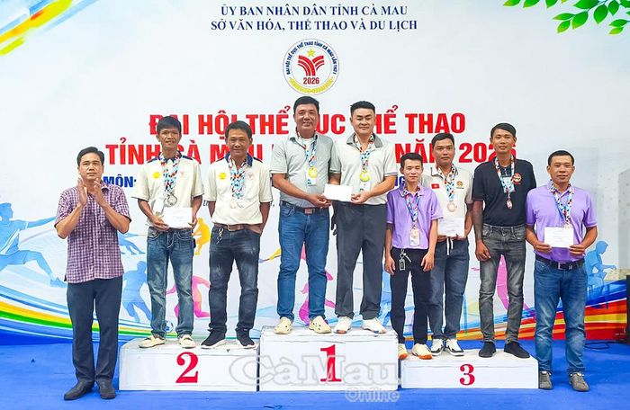  Ông Trần Thanh Tú, Phó Giám đốc Trung tâm Huấn luyện và Thi đấu thể dục thể thao tỉnh Cà Mau, trao HCV nội dung đôi nam Carom 3 băng cho cặp VĐV Lê Tấn Trung - Nguyễn Hoàng Đông (Công an tỉnh).