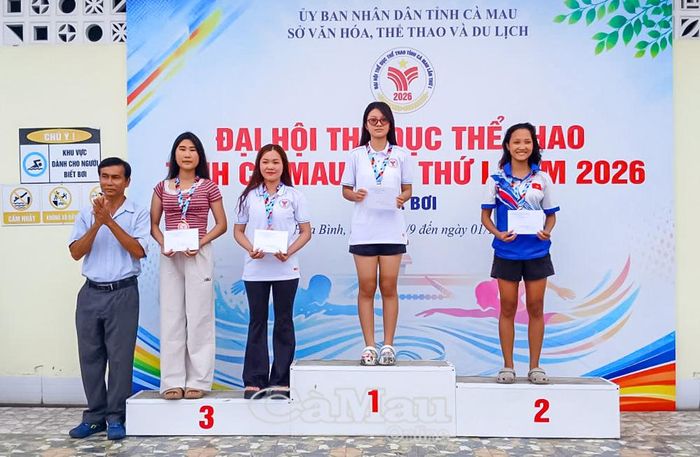 Ban tổ chức trao các huy chương nội dung bơi 50 m ếch nữ.
