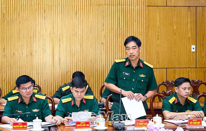 Thượng tá Lê Thanh Sang, Phó Chủ nhiệm Chính trị Bộ CHQS tỉnh, tham gia thảo luận về những khó khăn, vướng mắc trong thực hiện “Chiến dịch 500 ngày đêm đẩy mạnh tìm kiếm, quy tập và xác định danh tính hài cốt liệt sĩ”.