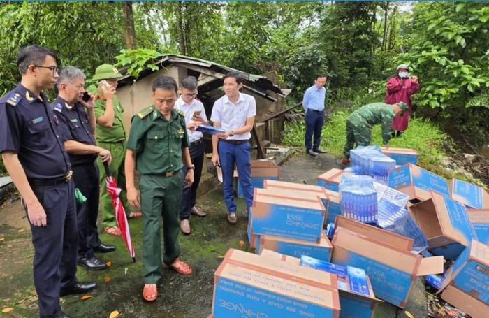 Lực lượng hải quan tổ chức cưỡng chế, buộc tiêu hủy gần 325.000 bao thuốc lá điếu giả mạo nhãn hiệu Esse Change 4mg (tháng 8/2026). Ảnh: Hải quan cửa khẩu quốc tế Lao Bảo.