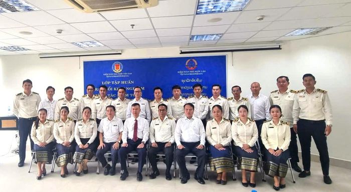 Giảng viên và học viên chụp ảnh lưu niệm. Ảnh: CTV