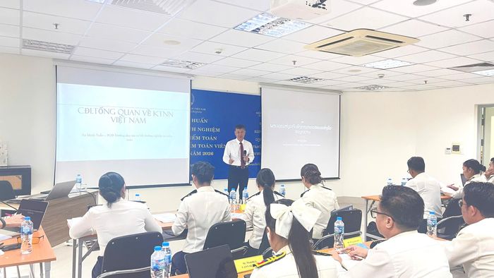 Phó Giám đốc Trường Đào tạo và Bồi dưỡng nghiệp vụ kiểm toán Hà Minh Tuấn giới thiệu về KTNN Việt Nam. Ảnh: CTV