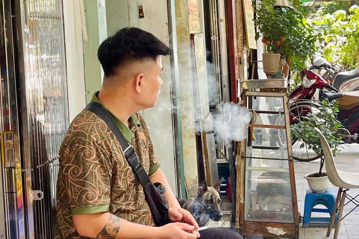 Hơn 56% hộ gia đình Việt Nam có ít nhất một người hút thuốc. Ảnh: Nhung Nguyễn