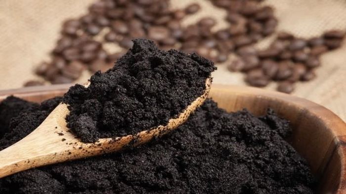 Đối với bã cà phê chưa sử dụng đến, bạn hãy phơi khô cất vào hộp kín để dùng dần. Ảnh minh họa