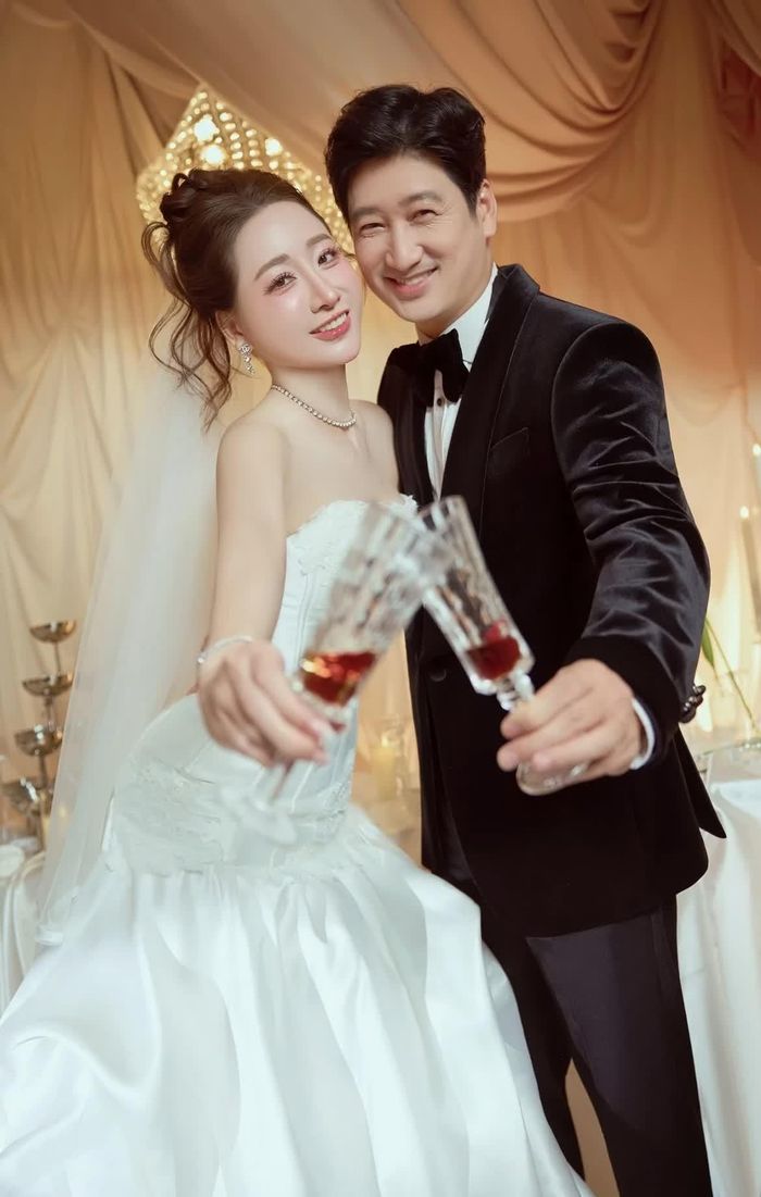 Thuỳ Anh chia sẻ xúc động: "2 lần anh bước vào lễ đường em đều có mặt, nhưng chỉ là một người đồng nghiệp, một vị khách gửi lời chúc phúc."