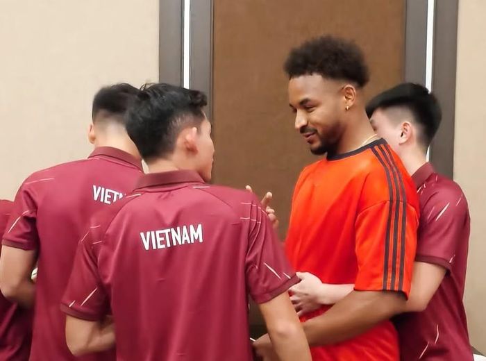 Xuân Son thân thiết với các đồng đội.