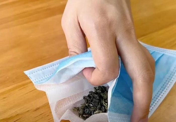 Cho trà khô vào khẩu trang để giảm mùi - Ảnh minh hoạ