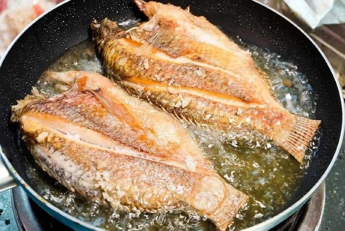 Khi chiên rán, chỉ cần thêm vài giọt nước cốt chanh vào chảo dầu, bạn sẽ nhận được kết quả bất ngờ - Ảnh minh hoạ