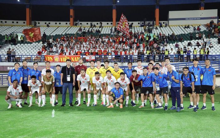 Thất bại này không thể xóa nhòa những thành tích mà HLV Kim Sang-sik đã làm được cho bóng đá Việt Nam. Ảnh: VFF