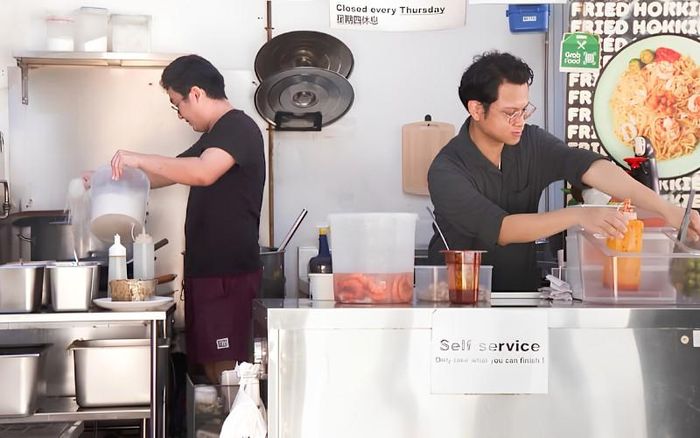 Sau 1 thời bán mì rong, Alvin Tan đã mở được 1 tiệm mì nhỏ
