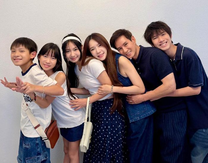 Vợ chồng Lý Hải - Minh Hà cùng 4 người con chụp ảnh mừng sinh nhật đạo diễn "Lật mặt" - Ảnh: FBNV