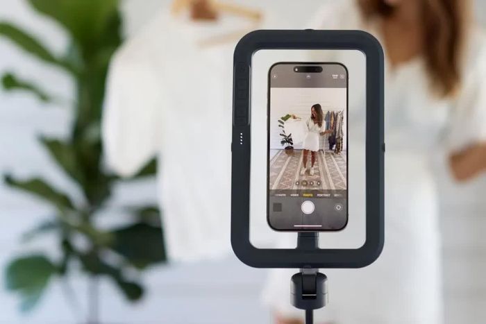 ShiftCam SnapStudio Light có thể cung cấp độ sáng tối đa 600 lumen và điều chỉnh nhiệt độ màu từ 2.500K đến 6.000K