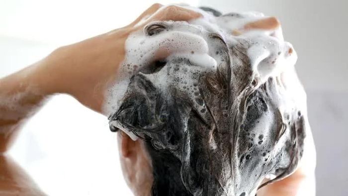 Bạn nên lựa chọn dầu dội dựa trên tình trạng tóc, da đầu và bảng thành phần
