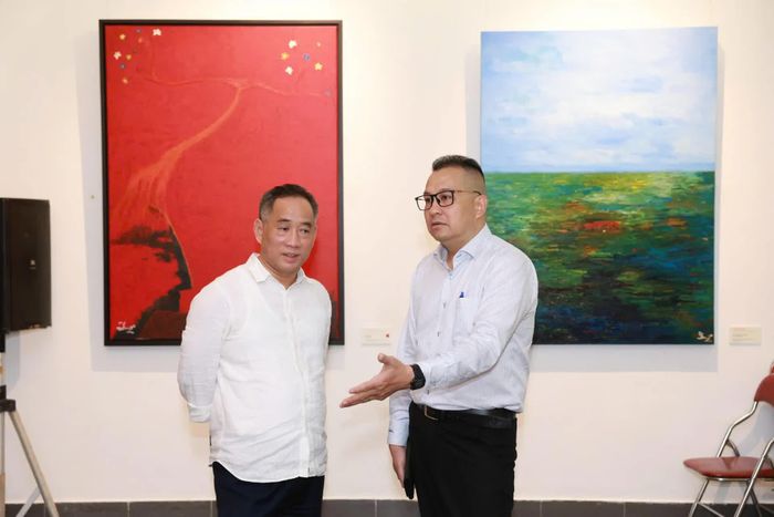 Dịch giả, họa sỹ Nguyễn Đức Dũng giới thiệu các tác phẩm tại triển lãm