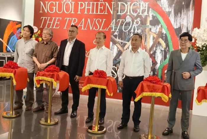 Các đại biểu cắt băng khánh thành triển lãm.