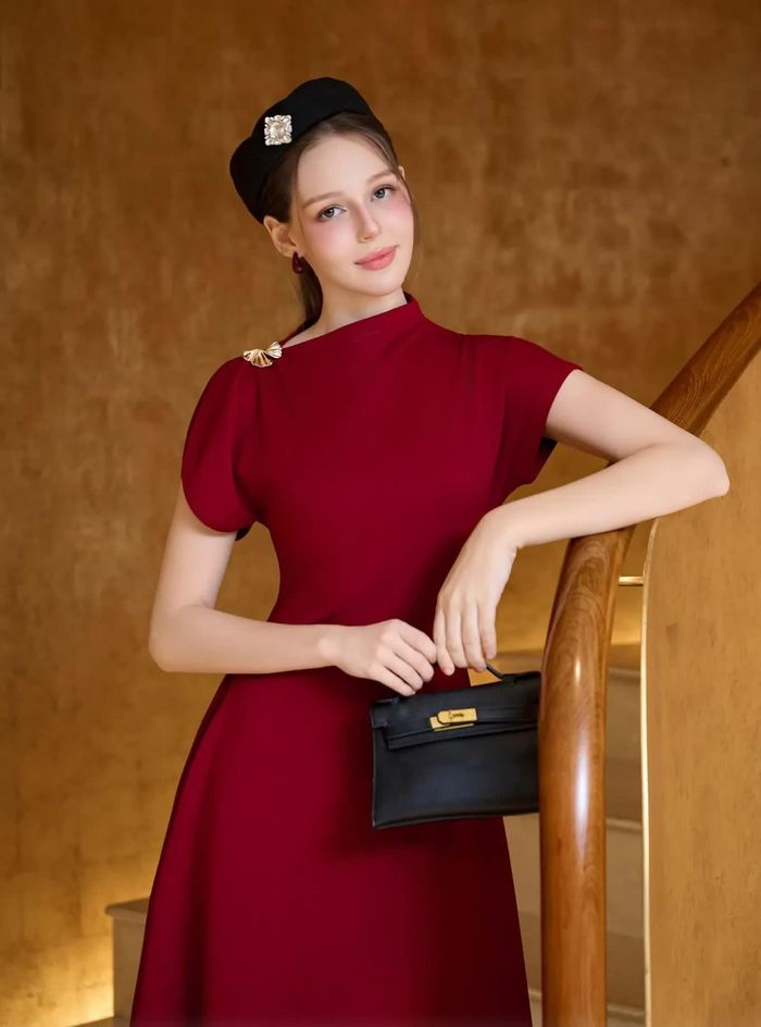 Trong những dịp cần một diện mạo nổi bật hơn, đầm dự tiệc màu đỏ trầm là lựa chọn nên thử