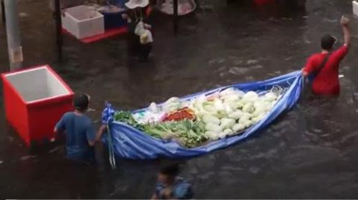 "Thuyền" rau củ được người bán đẩy theo dòng lũ