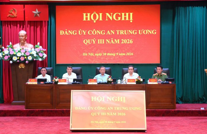 Các đồng chí lãnh đạo chủ trì Hội nghị.