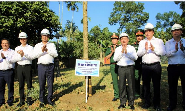 Trưởng Ban Tuyên giáo Trung ương Trịnh Văn Quyết và đại biểu trồng cây tại Khu lưu niệm cụ Huỳnh Thúc Kháng.