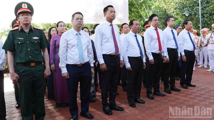  Các đại biểu tham dự lễ dâng hoa, dâng hương tại Di tích quốc gia Nhà lưu niệm Huỳnh Thúc Kháng. (Ảnh: Q.V)