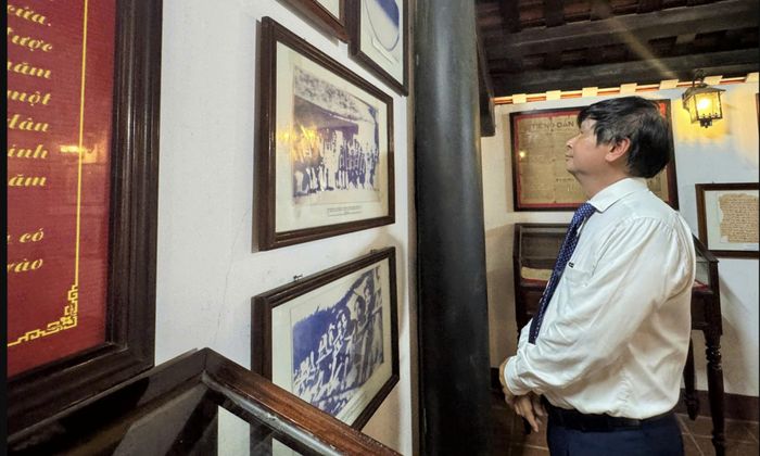 Ông Trần Trọng Dũng, Phó Chủ tịch Hội Nhà báo Việt Nam phụ trách phía Nam tham quan Khu lưu niệm cụ Huỳnh Thúc Kháng.