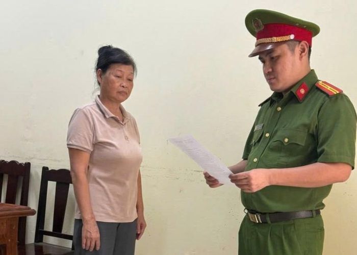 Cơ quan Công an tống đạt quyết định và lệnh đối với Trần Thị Minh Luyện (ảnh trên) và Phạm Thị Tâm