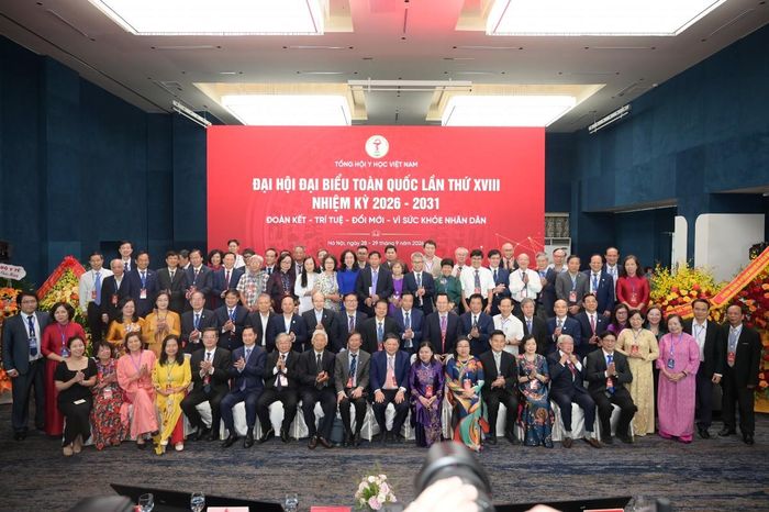 Bộ trưởng Đào Hồng Lan và các đại biểu chụp ảnh cùng Ban Chấp hành Tổng hội Y học Việt Nam nhiệm kỳ 2026-2031. Ảnh: BTC