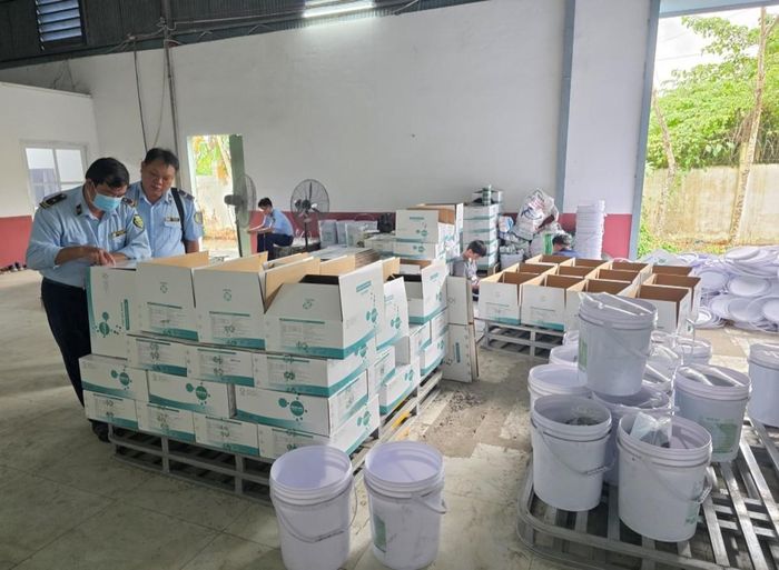Đội Quản lý thị trường số 1 kiểm tra hàng hóa tại kho của doanh nghiệp ở phường Tân Hạnh, tỉnh Vĩnh Long. Ảnh: Chi cục Quản lý thị trường tỉnh Vĩnh Long.