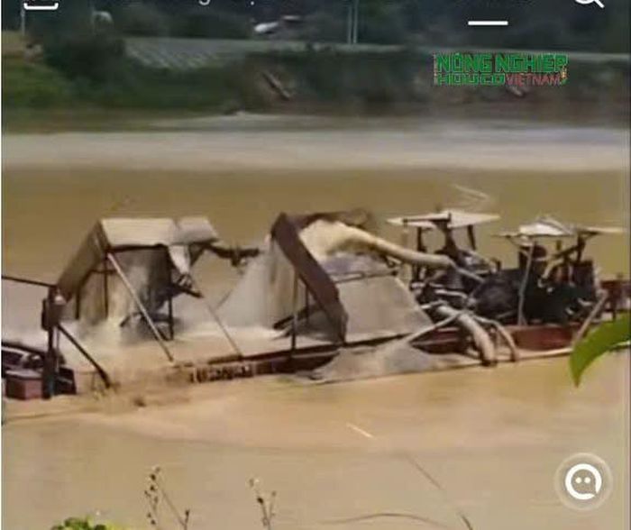 Các phương tiện khai thác cát có công suất lớn, được trang bị hệ thống băng chuyền, sàng lọc và vòi hút. Việc neo đậu, hút cát ở khoảng cách gần bờ đất sản xuất được địa phương ghi nhận có dấu hiệu nằm ngoài phạm vi tọa độ được cấp phép