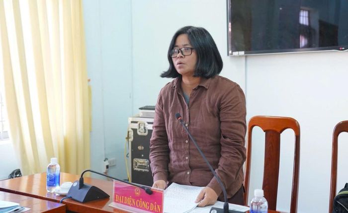 Công dân Lê Thị Vân Anh trình bày nội dung kiến nghị tại buổi tiếp công dân. (Ảnh cổng TTĐT)