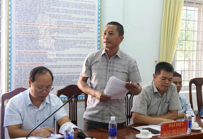 Đại diện lãnh đạo UBND xã Ea Knốp thông tin tại buổi tiếp. (Ảnh cổng TTĐT)