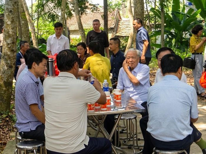 Nhà khoa học, doanh nghiệp và nông dân trao đổi kinh nghiệm ngay dưới tán rừng trồng nấm. Ảnh NT