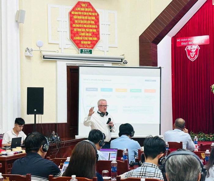 Các đại biểu trình bày các nội dung tại khoá tập huấn