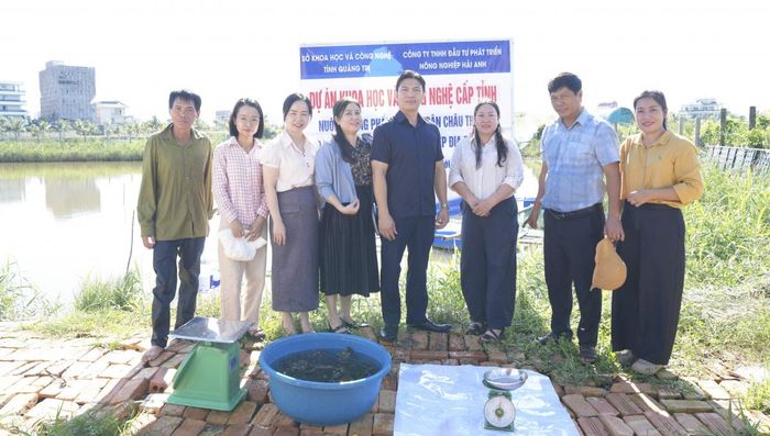 Đoàn công tác Sở Khoa học và Công nghệ Quảng Trị kiểm tra thực địa mô hình nuôi cá mú Trân Châu trong ao đất bằng thức ăn công nghiệp