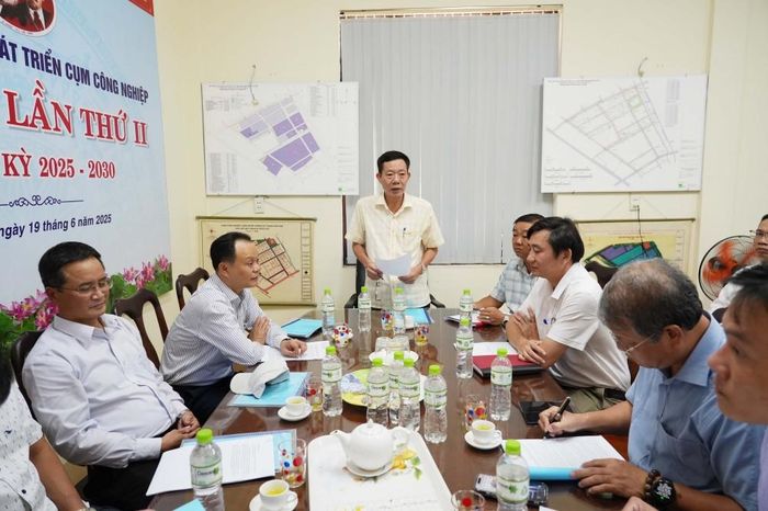 Phó Chủ tịch UBND thành phố Hà Văn Tuấn chủ trì buổi làm việc tại CCN An Hòa.