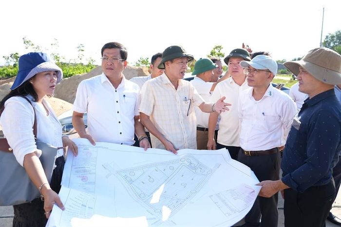 Phó Chủ tịch UBND thành phố Hà Văn Tuấn và đoàn công tác kiểm tra thực tế tình hình hoạt động tại CCN Điền Lộc