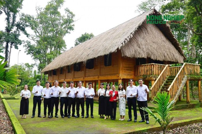 Trong giai đoạn tới, Tuy Đức định hướng phát triển theo mô hình kinh tế đa ngành, lấy nông nghiệp hàng hóa làm nền tảng, công nghiệp chế biến, khoáng sản và năng lượng tái tạo làm những động lực mới; đồng thời phát triển thương mại – dịch vụ, logistics, du lịch sinh thái gắn với hoàn thiện kết cấu hạ tầng, chuyển đổi số và bảo vệ tài nguyên, môi trường. Đây là hướng đi nhằm khai thác tốt hơn lợi thế về đất đai, tài nguyên, cảnh quan, vị trí địa lý và không gian liên kết vùng của một xã miền núi, biên giới