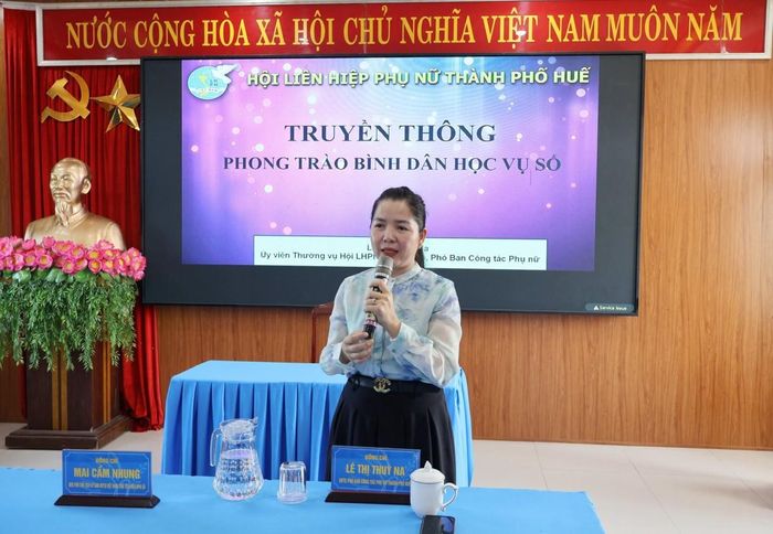 Đồng chí Lê Thị Thùy Na - Ủy viên Thường vụ, Phó Ban Công tác Hội, Hội Liên hiệp Phụ nữ thành phố Huế phát biểu tại Hội nghị