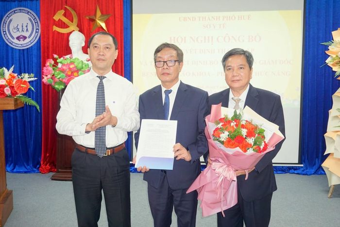 PGS.TS Trần Kiêm Hảo- Giám đốc Sở Y tế trao Quyết định của UBND thành phố Huế về thành lập Bệnh viện Lão khoa - Phục hồi chức năng