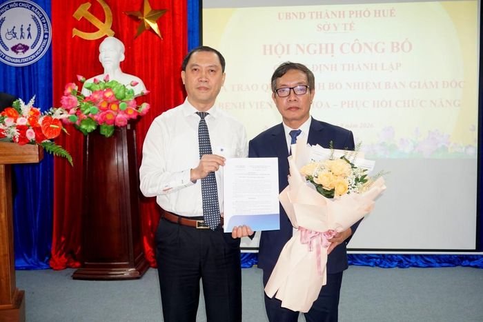 PGS.TS Trần Kiêm Hảo- Giám đốc Sở Y tế trao Quyết định của UBND thành phố Huế về việc bổ nhiệm Giám đốc Bệnh viện