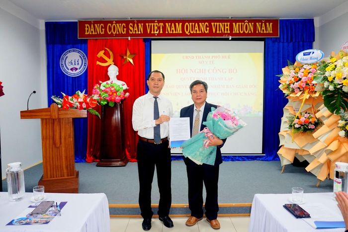 PGS.TS Trần Kiêm Hảo- Giám đốc Sở Y tế trao Quyết định bổ nhiệm Phó Giám đốc Bệnh viện 