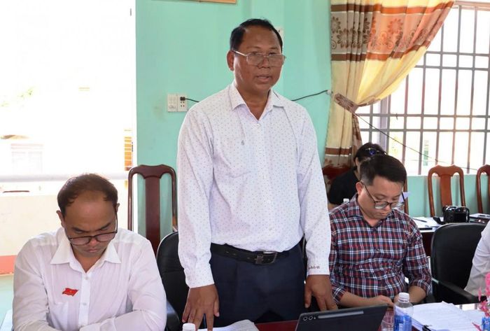 Phó Trưởng Ban Tuyên giáo Tỉnh ủy Ya Toan Ênuôl trao đổi tại buổi làm việc.